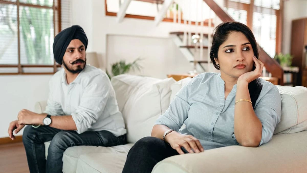 Apartar la mirada mientras se conversa puede ayudar a una persona a concentrarse y pensar su respuesta, especialmente ante preguntas difíciles. Foto: pexels