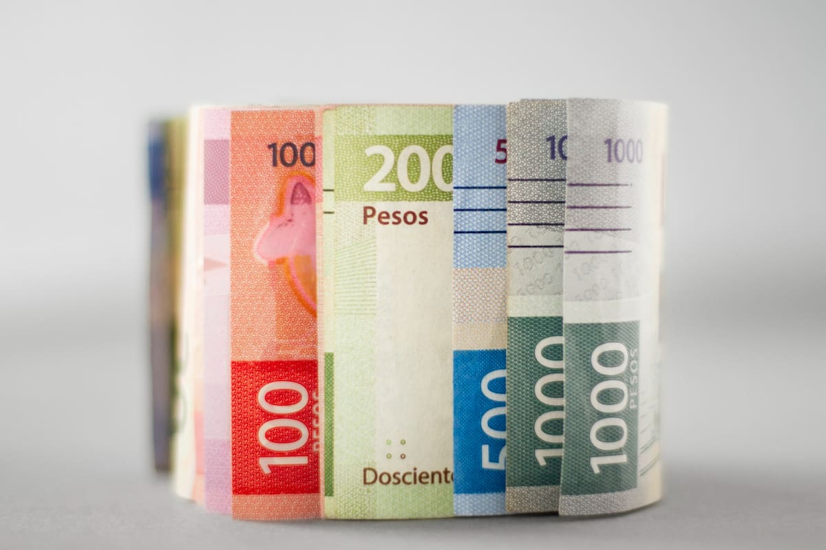 Es importante reconocer las características de los billetes reales , para evitar incurrir un delito por usar una pieza falsa para pagar en algún comercio
