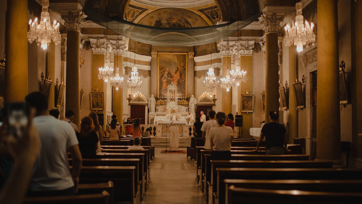 Cada vez más jóvenes en Estados Unidos están convirtiéndose al catolicismo, muchos provenientes de otras iglesias cristianas, religiones distintas o sin creencias previas|Foto: Canva