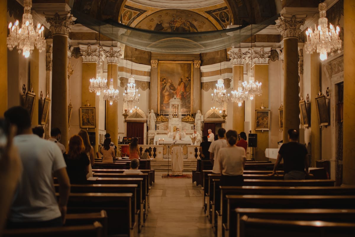 Temor a deportaciones vacía iglesias hispanas en EE.UU: 35% reporta caída en asistencia y 34% en ofrendas mientras crece la búsqueda de apoyo emocional por políticas migratorias