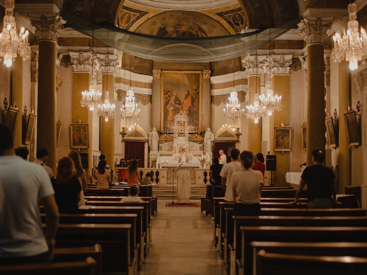 Temor a deportaciones vacía iglesias hispanas en EE.UU: 35% reporta caída en asistencia y 34% en ofrendas mientras crece la búsqueda de apoyo emocional por políticas migratorias