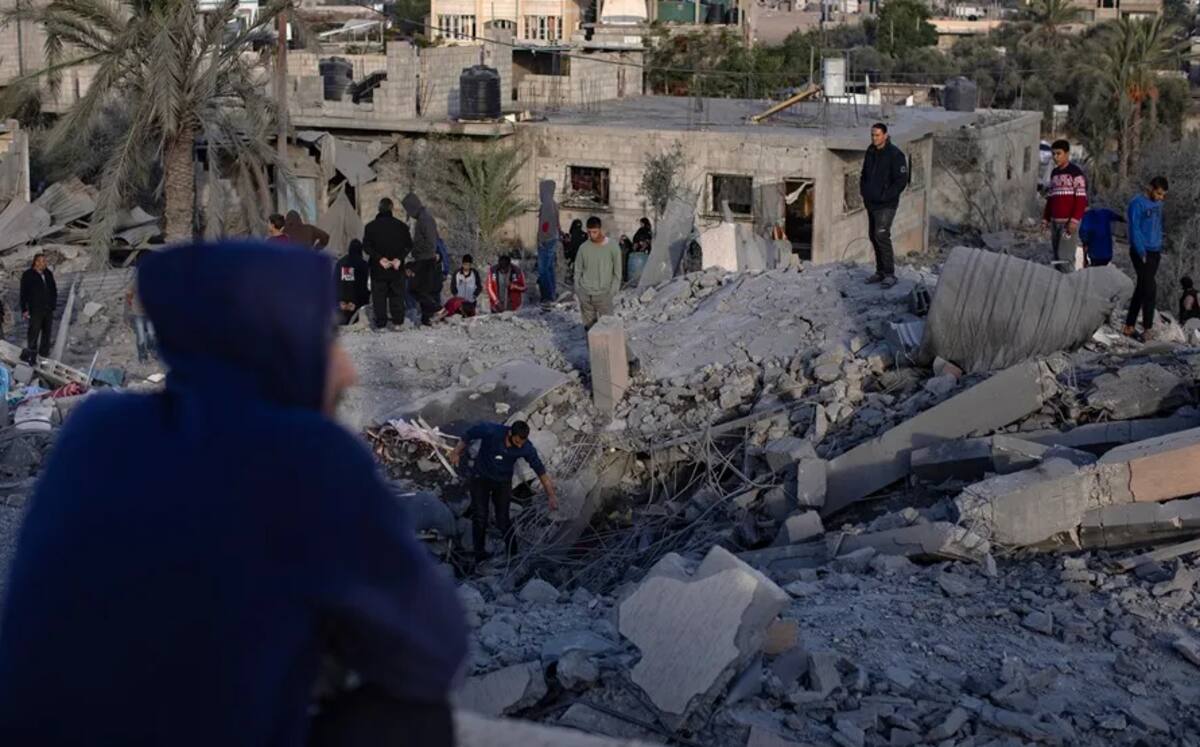 Restos de edificios destruidos tras ataques aéreos israelíes en Jan Yunis, sur de la Franja de Gaza, este 25 de octubre. / EFE-EPA-Haitham Imad.