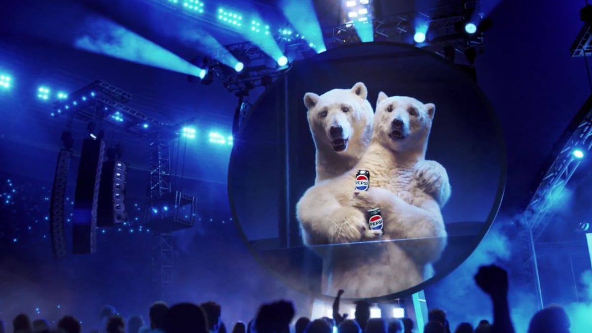 Pepsi referencía el famoso escándalo de Coldplay en su nuevo comercial: El anuncio de los osos polares que reavivó la “guerra” con Coca-Cola
