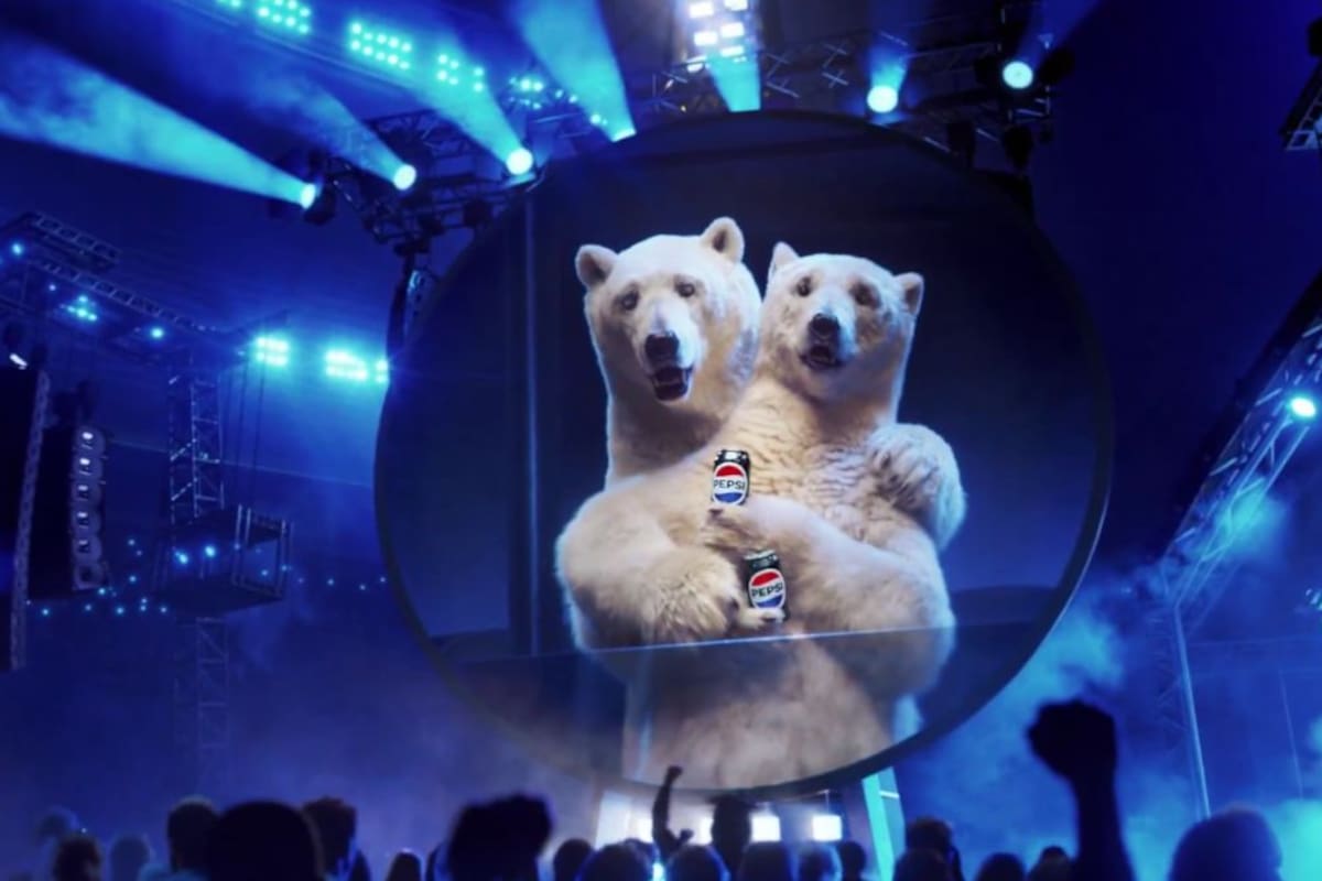 Pepsi referencía el famoso escándalo de Coldplay en su nuevo comercial: El anuncio de los osos polares que reavivó la “guerra” con Coca-Cola