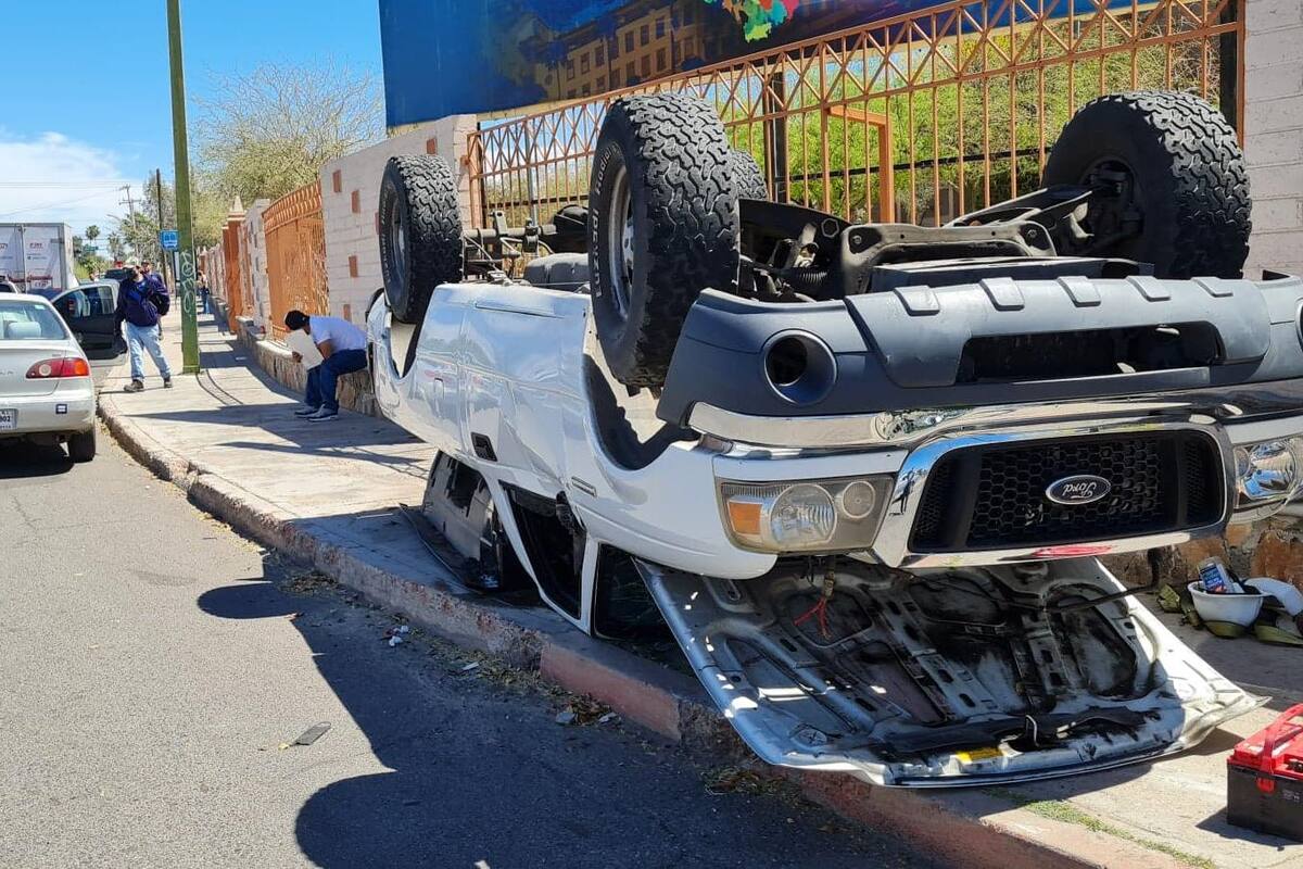 VIDEO: Choca en pickup y termina "de cabeza" frente a la Unison