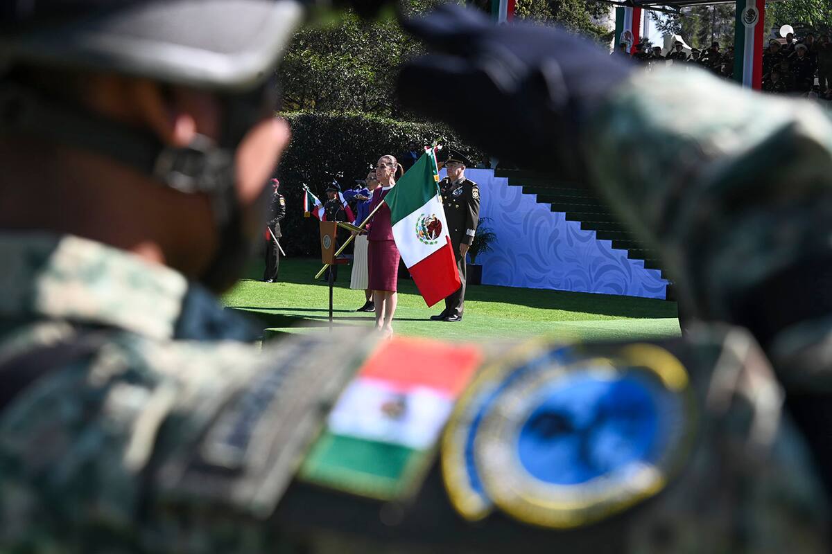 Cuauhtémoc, Ciudad de México. 24 de febrero 2025. La presidenta constitucional de los Estados Unidos Mexicanos, la Doctora Claudia Sheinbaum Pardo en Ceremonia Conmemorativa del Día de la Bandera. Acompañan a la presidenta: Trevilla Trejo, secretario de la Defensa Nacional; Raymundo Pedro Morales, secretario de Marina; Rosa Icela Rodríguez Velázquez, secretaria de Gobernación; Mario Delgado Carrillo, secretario de Educación Pública; Clara Brugada, Jefa de Gobierno de la Ciudad de México; Lázaro Cárdenas Batel, Jefe de la Oficina de la Presidencia; Sergio Carlos Gutiérrez Luma, presidente de la mesa directiva de la Cámara de Diputados; senador José Gerardo Fernández Noroña, presidente de la mesa directiva de la Cámara de Senadores. Foto: /Presidencia