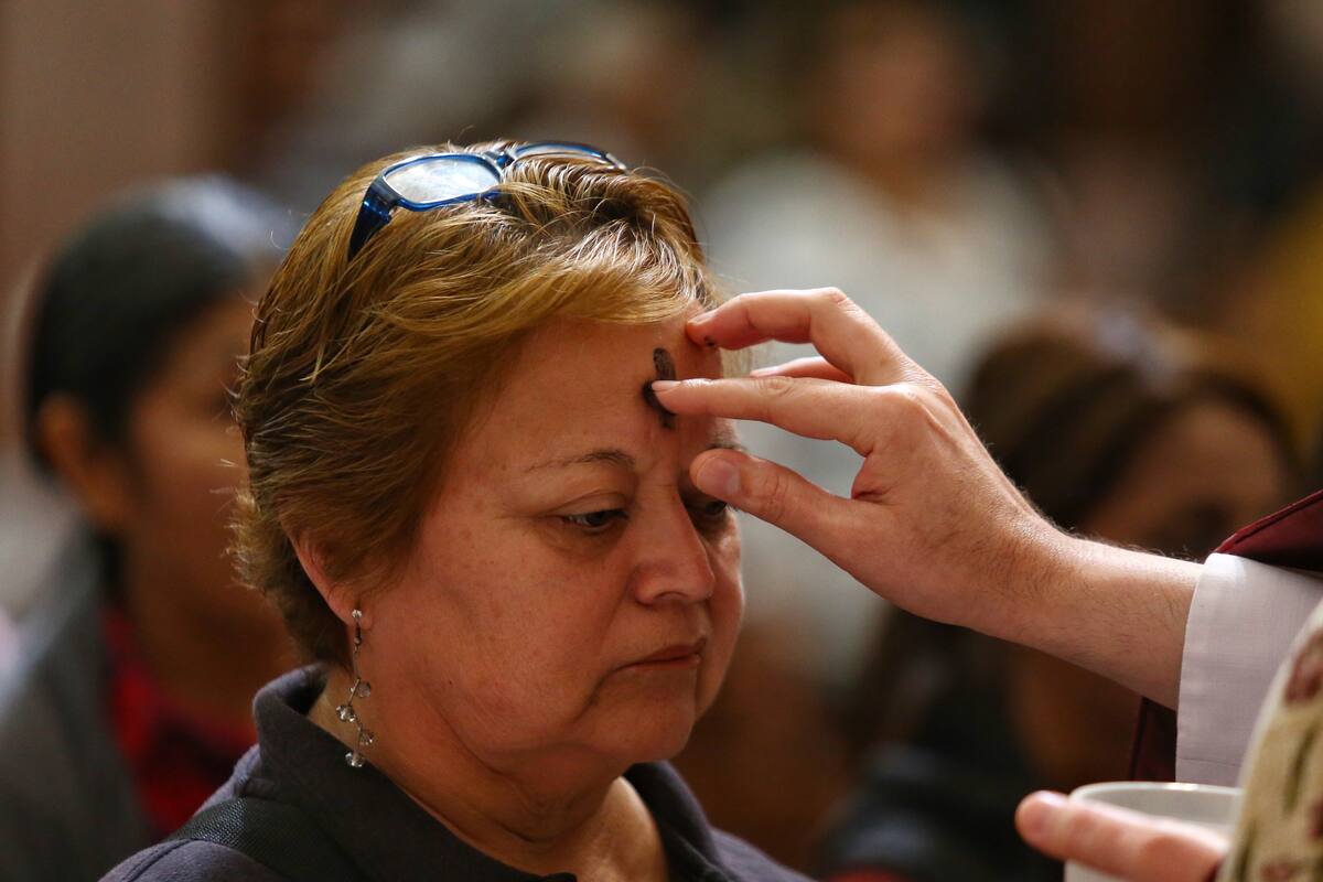 Feligreses reciben el miércoles de ceniza en la Catedral de Mexicali