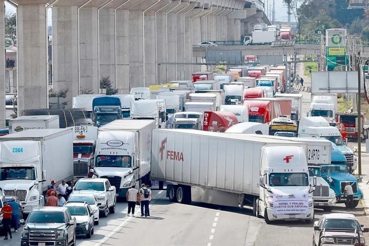 Transportistas de Sonora acuerdan diálogo con alcaldes por denuncias de extorsión policial tras retirarse de la caseta de Hermosillo al concluir su segundo día de protesta por seguridad en carreteras