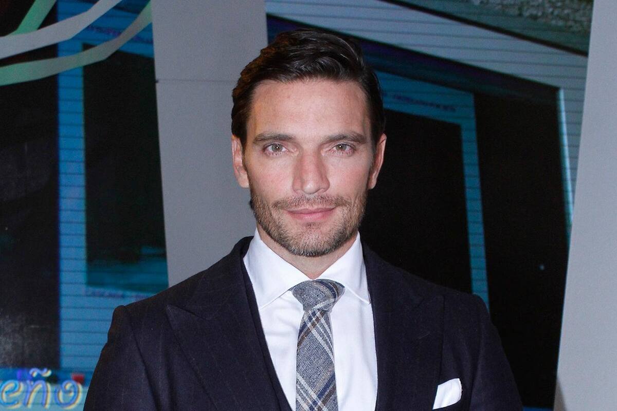 Estalla Julián Gil contra conductora que defendió a Marjorie de Sousa