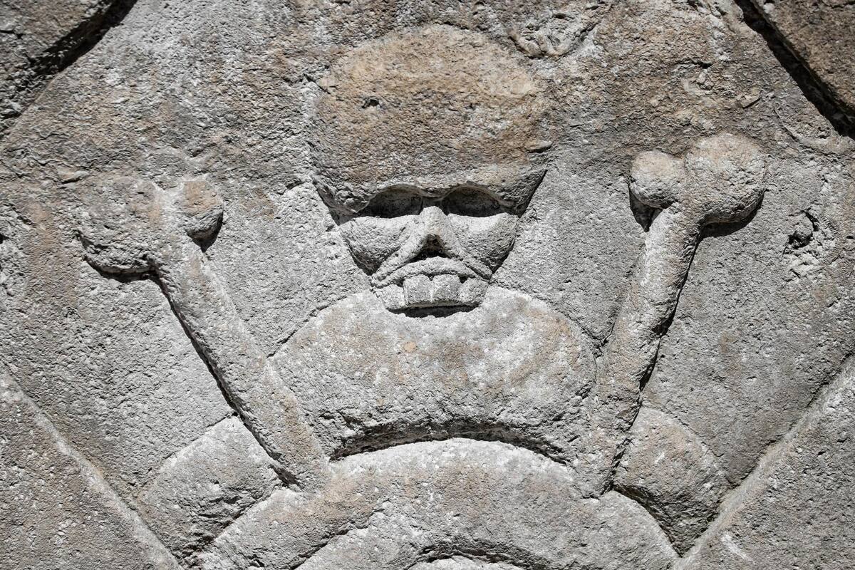 Exponen lápidas antiguas en Monasterio de Novodévichi de Moscú