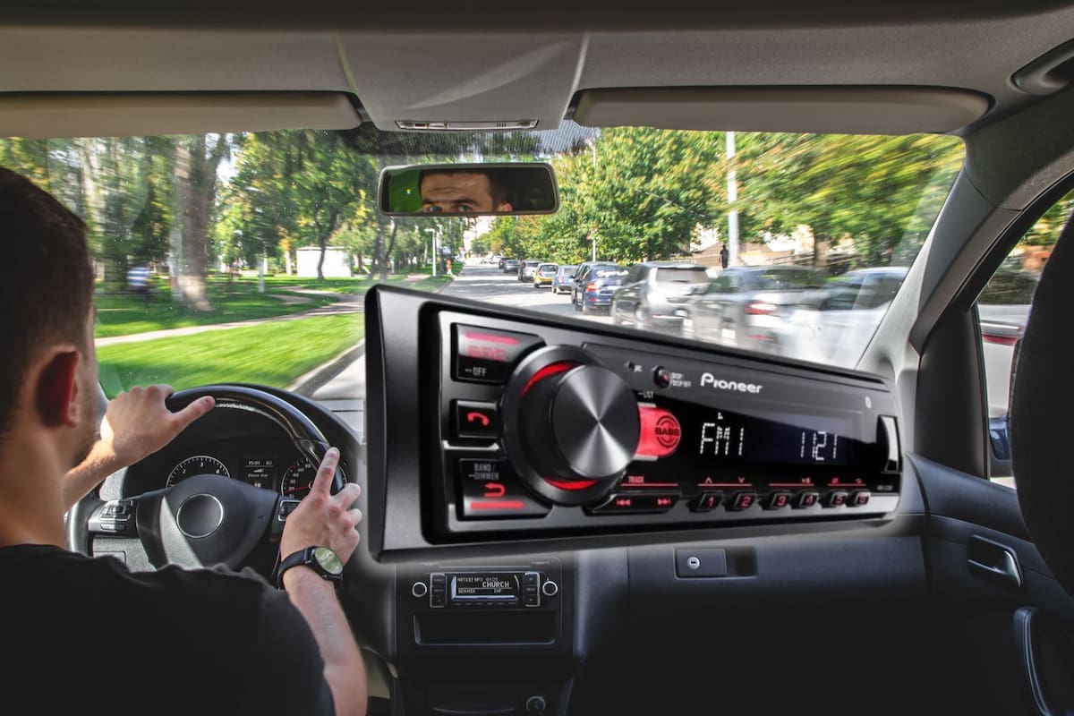 La Tienda Oficial de Pioneer en Mercado Libre rebaja a $1,189.99 MXN el autoestéreo MVH-S235BT con un 48% de descuento, ofreciendo envío gratis y conectividad Bluetooth para renovar el sonido de su vehículo