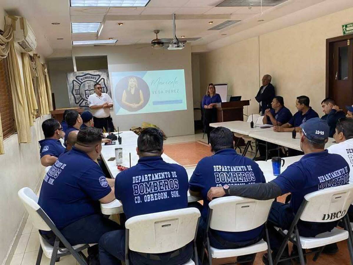 El departamento de bomberos recibiendo una platica. / Imagen por Mayra Echeverría.