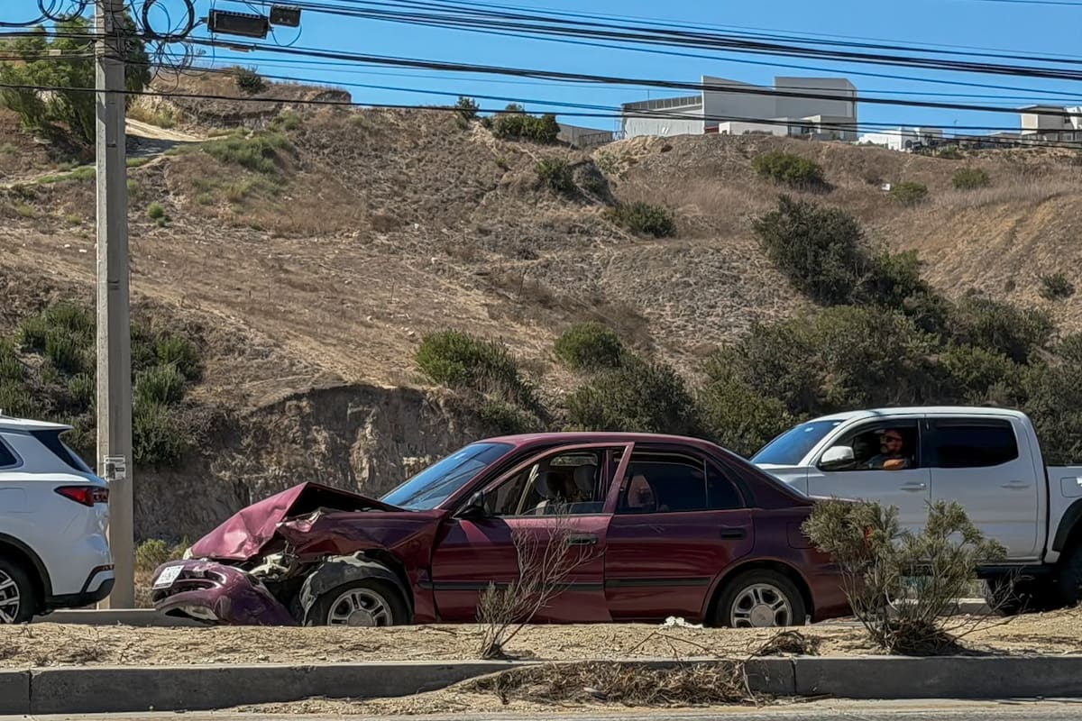 Carambola de cinco vehículos provoca caos vial en Tijuana