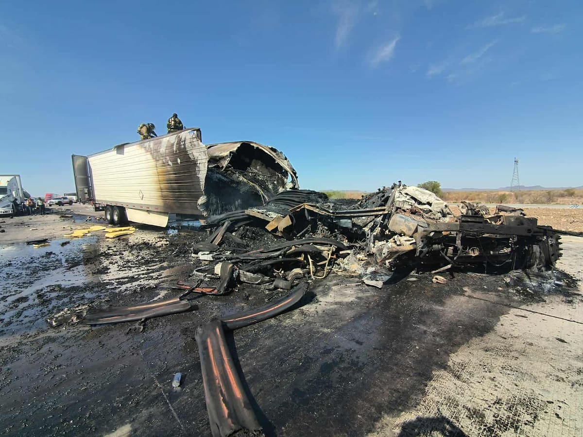 Muere conductor calcinado tras choque de tractocamiones en la Guaymas-Hermosillo