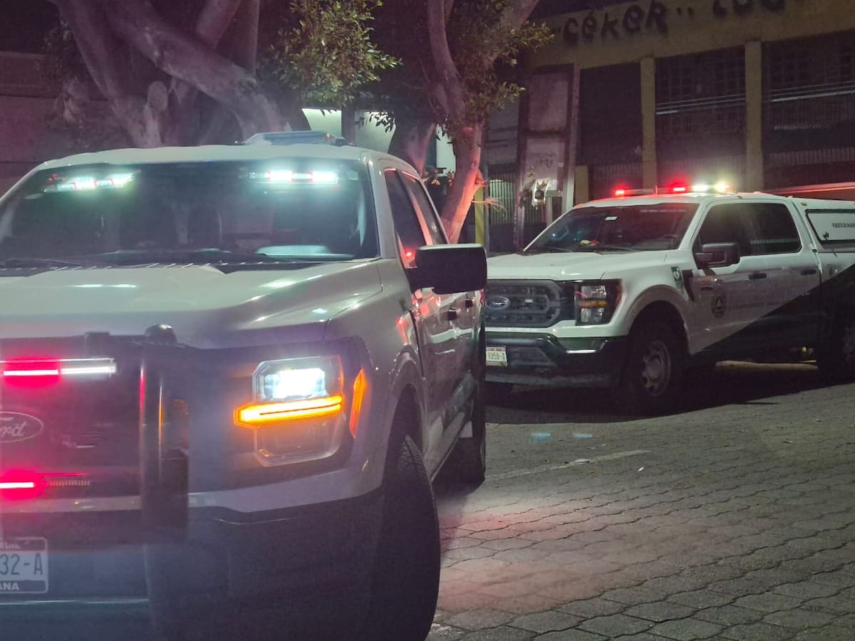 Bomberos de Tijuana controlan la situación mientras monitorean la concentración de gas en ductos subterráneos. Foto: Michelle Castillo