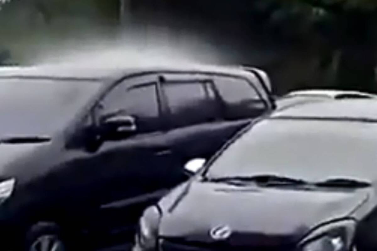 A él sí le llovió sobre mojado: Fuerte aguacero 'ataca' a un solo automóvil