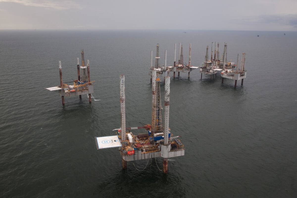FOTO DE ARCHIVO: Plataformas petrolíferas en desuso en el Golfo de México, cerca de Port Fourchon, Louisiana, 11 de agosto de 2010.  REUTERS/Lee Celano/Foto de archivo