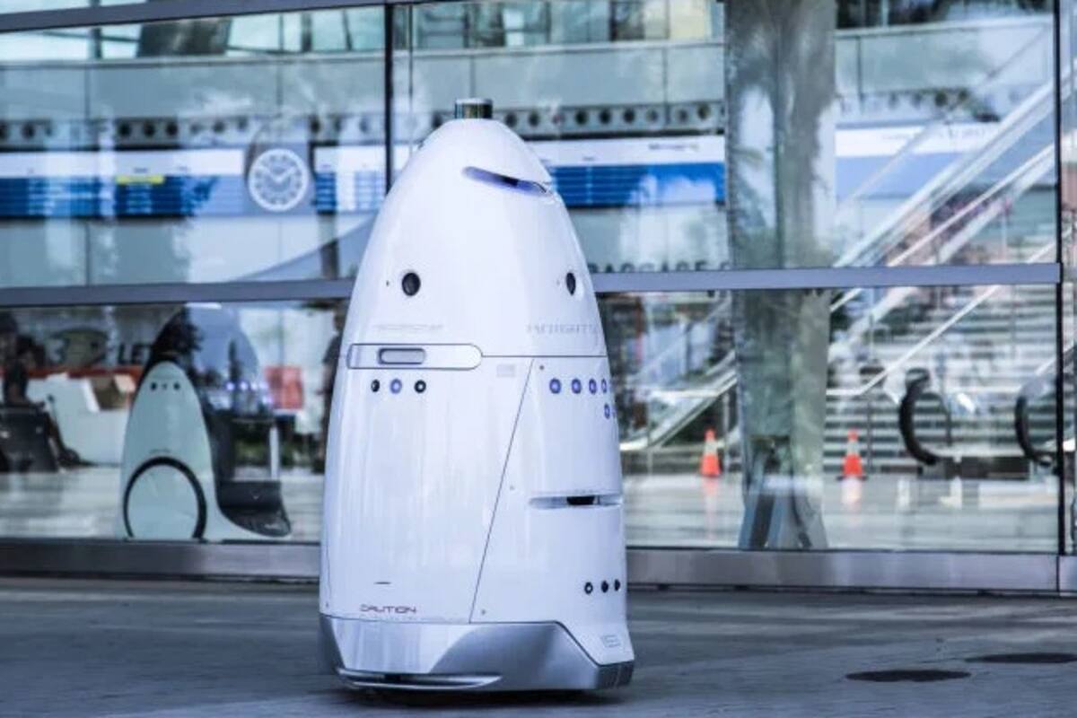 Robot policía ignora altercado en centro comercial y sigue con su ronda
