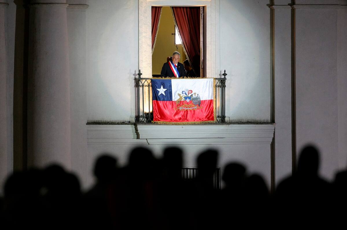 El presidente de Chile, Sebastián Piñera, se dirige a sus simpatizantes desde un balcón en su toma de posesión en el palacio presidencial de La Moneda en Santiago, el 11 de marzo de 2010. Piñera murió el 6 de febrero de 2024 en un accidente de helicóptero en Lago Ranco, Chile, según confirmó la ministra de Interior, Carolina Tohá en una intervención en televisión. (AP Foto/Max Montecinos, Archivo)