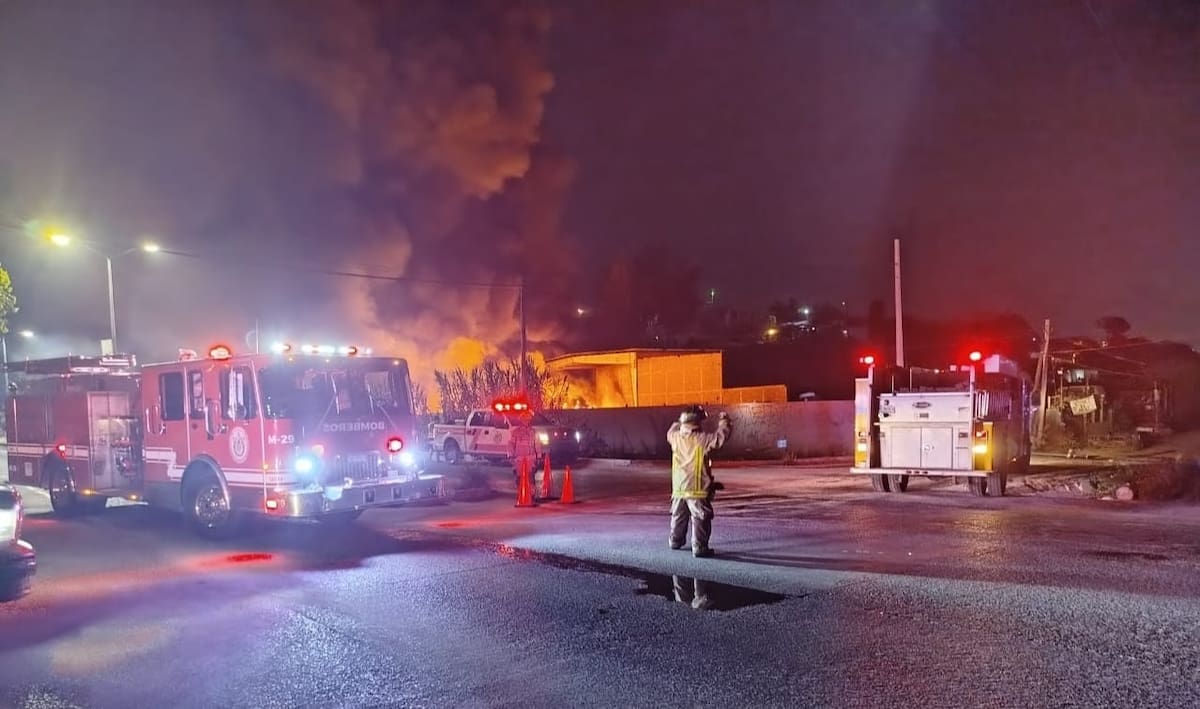 Personal de Bomberos Ensenada, con el apoyo de la Secretaría de Marina, sofocaron el incendios que significó un gran reto debido al plástico.