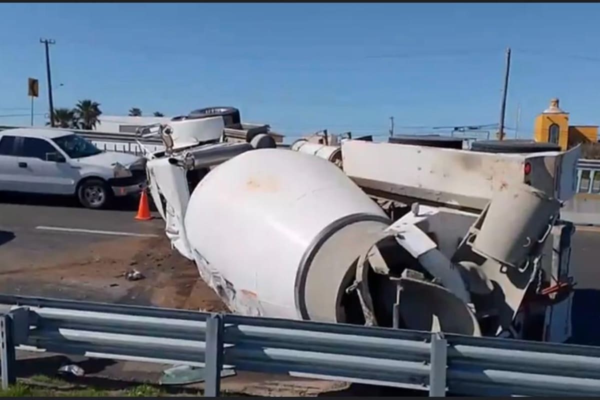 Camión revolvedor vuelca sobre la carretera Escénica en Rosarito