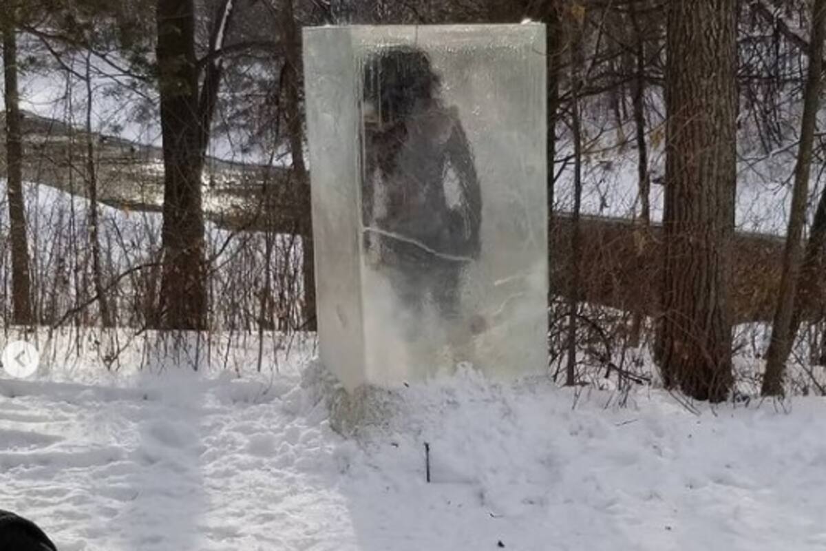 'Cavernícola' aparece dentro de un bloque de hielo en parque estadounidense