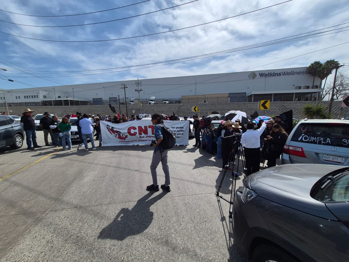Maestros de la CNTE cerraron el acceso a la garita de exportación de Otay, afectando el cruce de carga y operaciones comerciales entre Tijuana y Estados Unidos. Foto: Sergio Ortiz