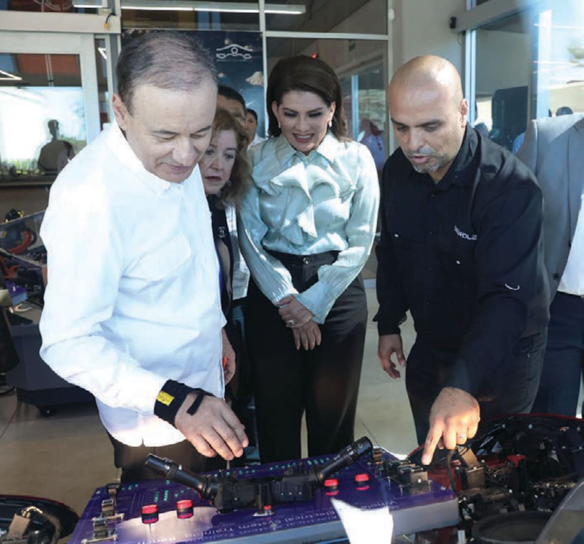En un recorrido por las instalaciones mostraron al gobernador Alfonso Durazo el prototipo del vehículo eléctrico que se fabricará en Sonora. FOTO: JULIÁN ORTEGA