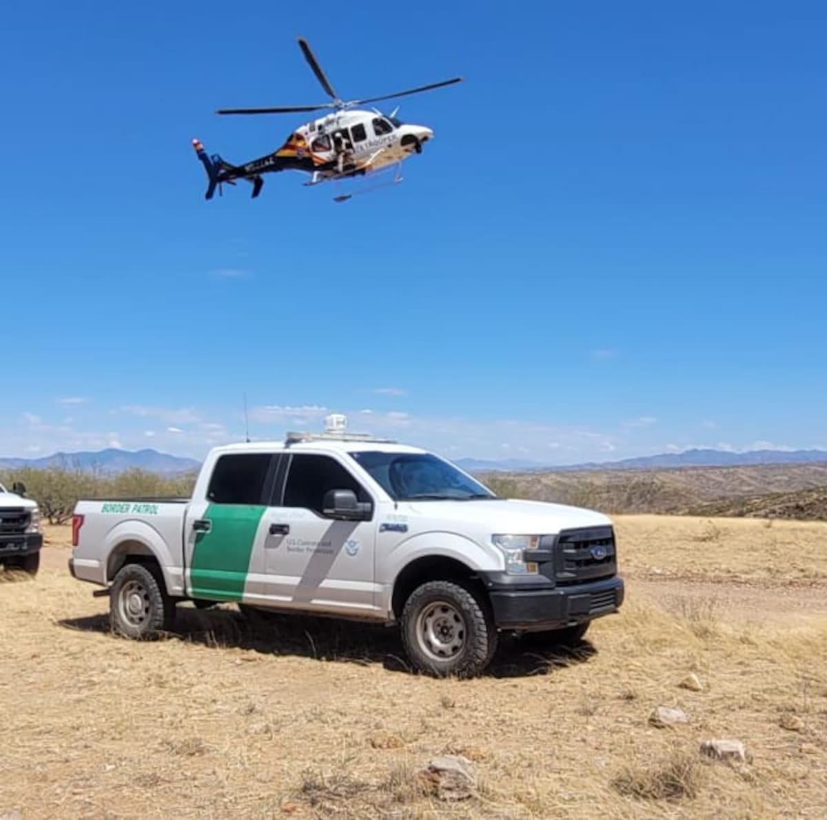 Los agentes del CBP desplegaron un helicóptero en el area y tras varios minutos, lograron ubicar al grupo de cuatro inmigrantes al sur de Sells, Arizona.