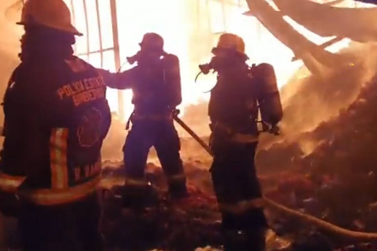 Puebla: Fuerte incendio consume recicladora de materiales; evacuan familias