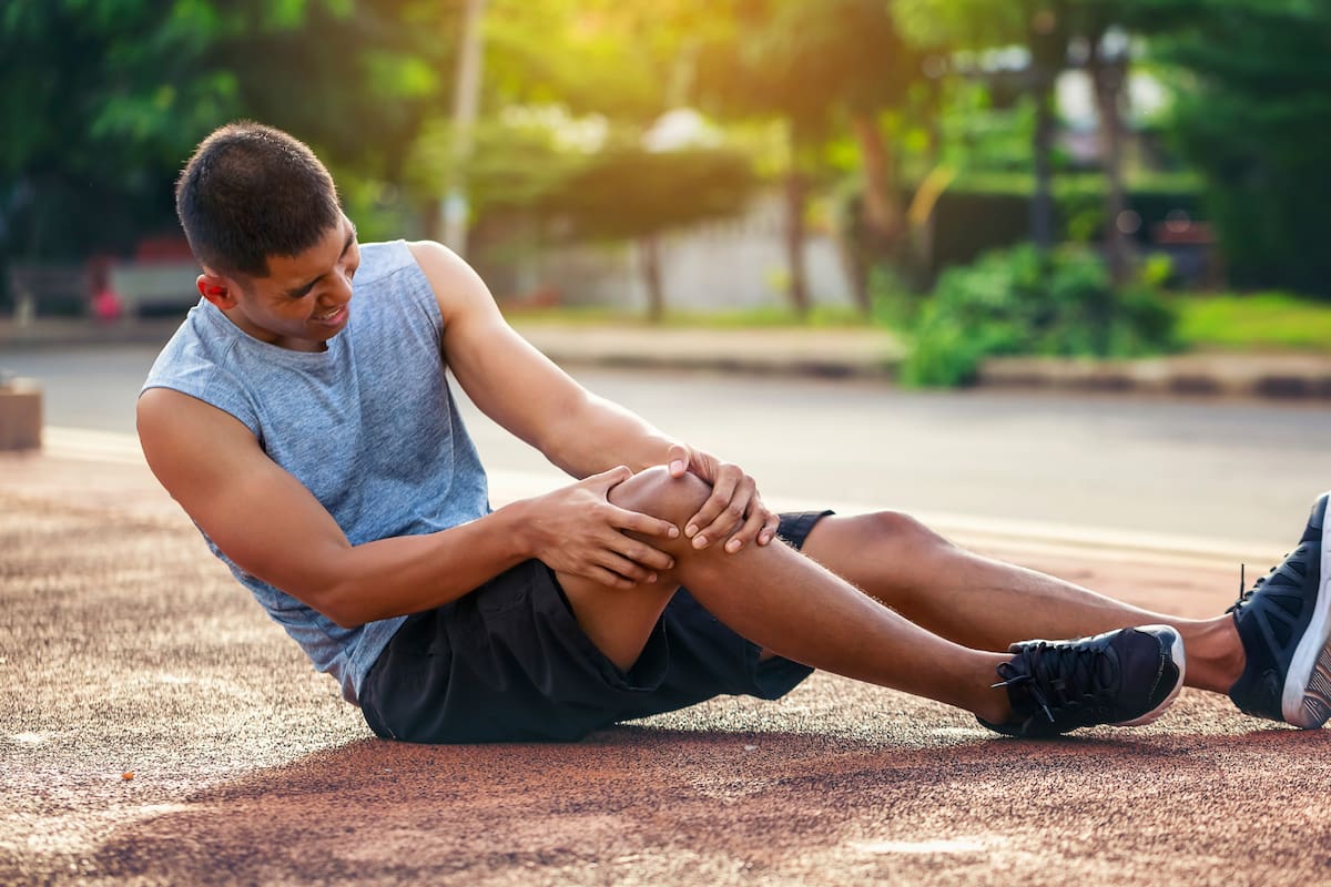 Por qué aparecen los calambres en las piernas y cómo aliviarlos de forma segura, según especialistas