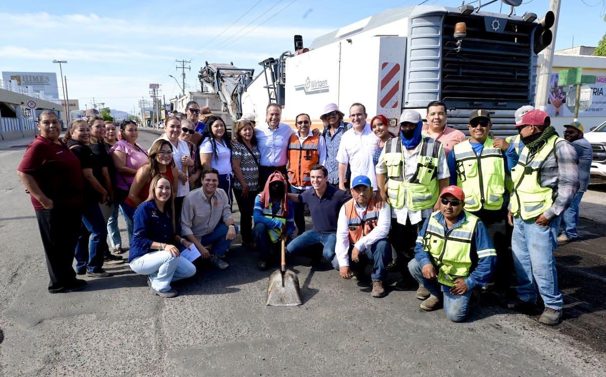 El alcalde Antonio Astiazarán supervisó los trabajos de recarpeteo en la calle Monteverde y la avenida Ocho, acompañado de vecinos y funcionarios municipales. FOTO: ESPECIAL