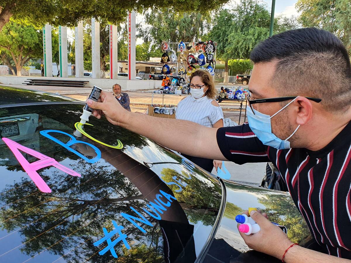 Padres de familia y personas que se solidarizaron con la caravana prepararon sus vehículos con frases exigiendo justicia.