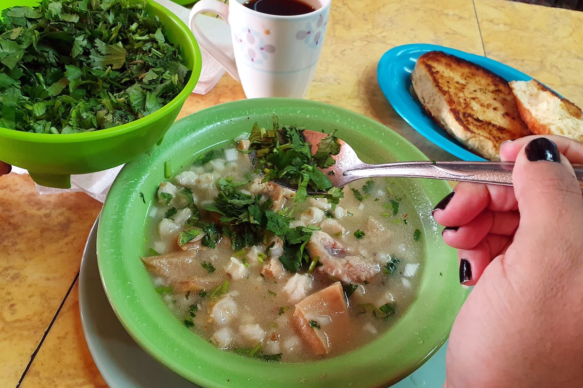 Así se sirve un plato de menudo en el mercado municipal