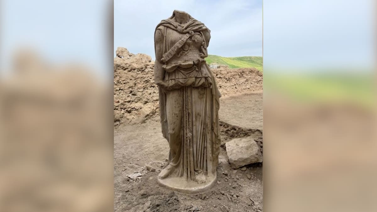 Arqueólogos descubrieron en Turquía una estatua de mármol de Atenea de dos metros de altura dentro del Teatro Occidental de Laodicea, ciudad con más de dos mil años de historia, enterrada entre escombros con el rostro hacia abajo y sin que su cabeza haya sido localizada