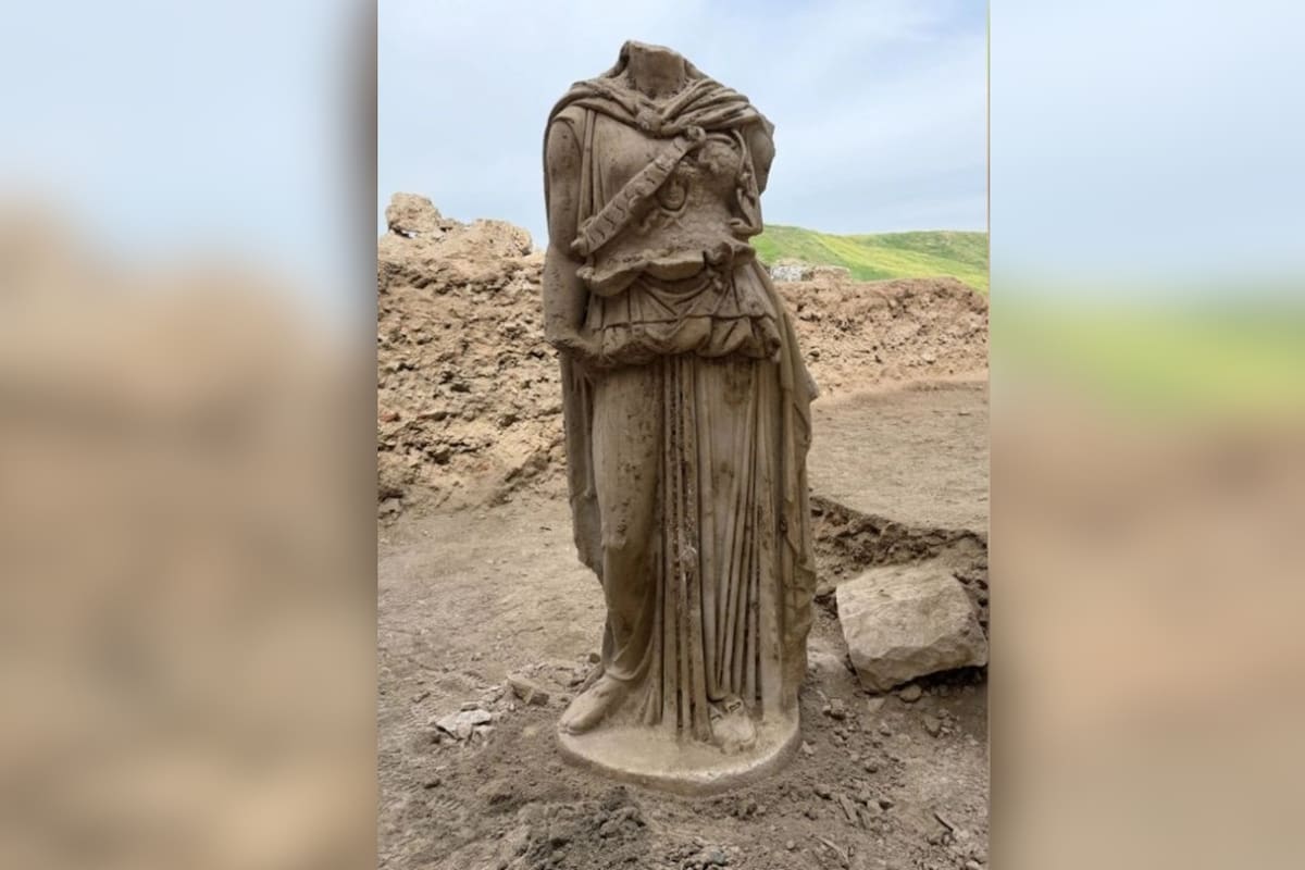 Arqueólogos descubrieron en Turquía una estatua de mármol de Atenea de dos metros de altura dentro del Teatro Occidental de Laodicea, ciudad con más de dos mil años de historia, enterrada entre escombros con el rostro hacia abajo y sin que su cabeza haya sido localizada