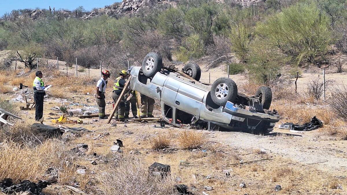 Tres personas heridas tras volcadura en la carretera Mina Pilares; joven detenido por autoridades