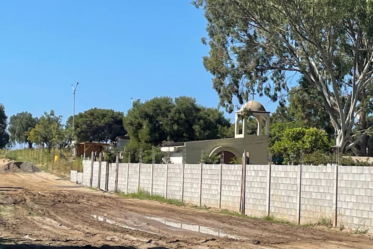 Detenida la construcción de la barda en panteón de Rosarito