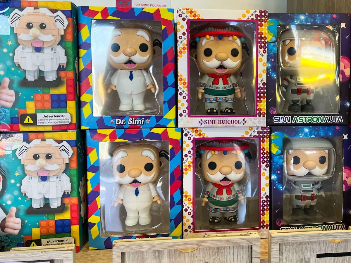 Entre juegos interactivos y una decoración colorida, los visitantes también pueden recorrer una tienda donde se exhiben artículos oficiales del Dr. Simi. Foto: Leonardo Reyes