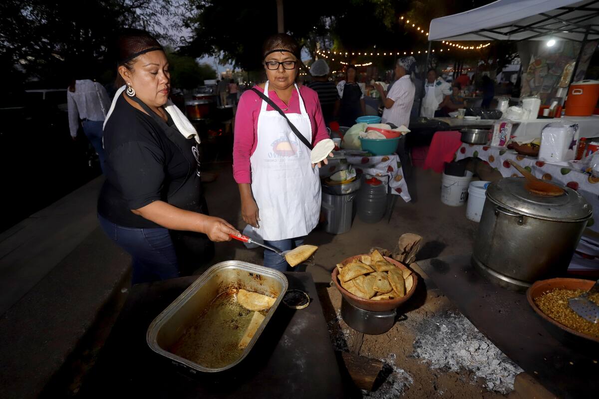 Rafaela Gocobachy y Eunice Luzanilla atizaron desde temprano para preparar la deliciosa carne con chile, empanada con papa, guisado de trigo, machaca y ensalada de nopal, comidas típicas de los mayos.