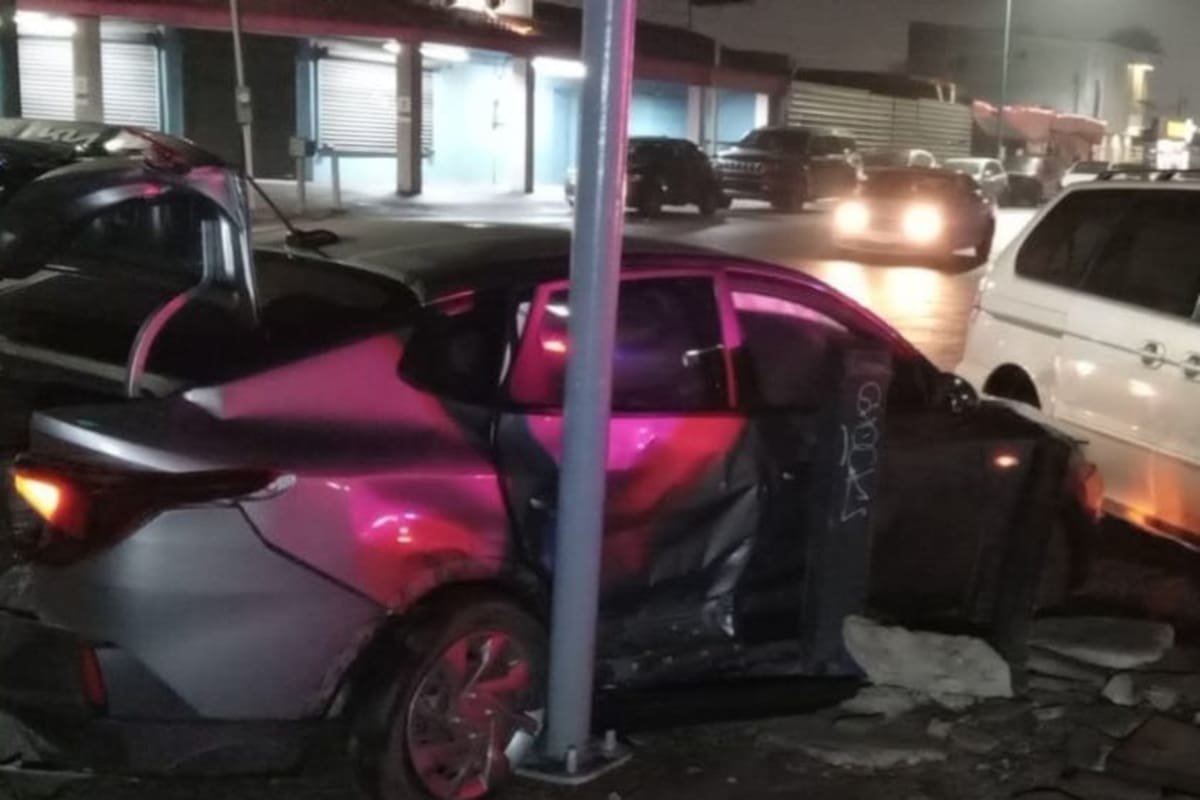 Se pasa el semáforo en rojo y provoca choque