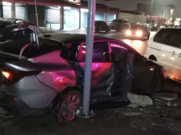 Se pasa el semáforo en rojo y provoca choque