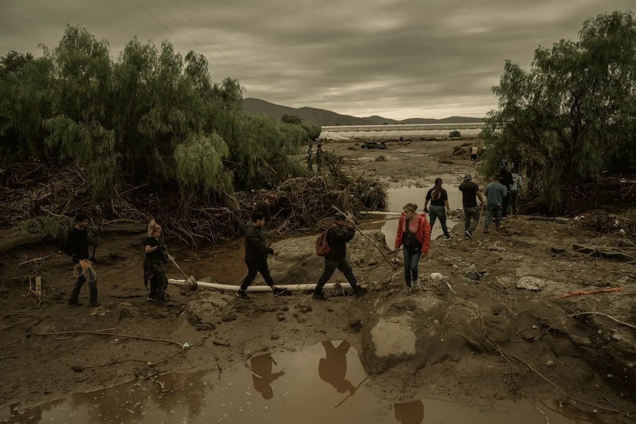 El director de la Policía Municipal explicó que el operativo de búsqueda y rescate es encabezado por la SEDENA, con la participación de los tres niveles de gobierno y labores coordinadas en distintos puntos del arroyo. Foto: Cortesía Border Zoom