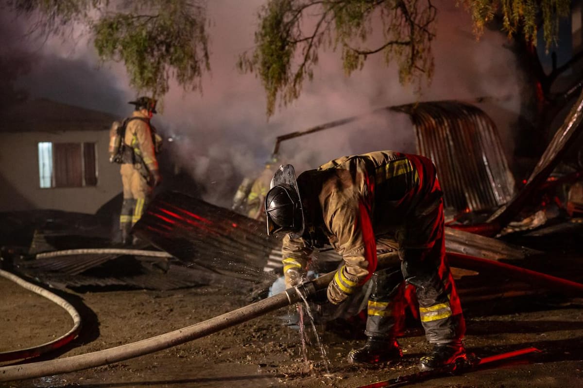 El fuego se originó en un área con acumulación de basura y movilizó a varias estaciones de Bomberos. Foto: Border Zoom