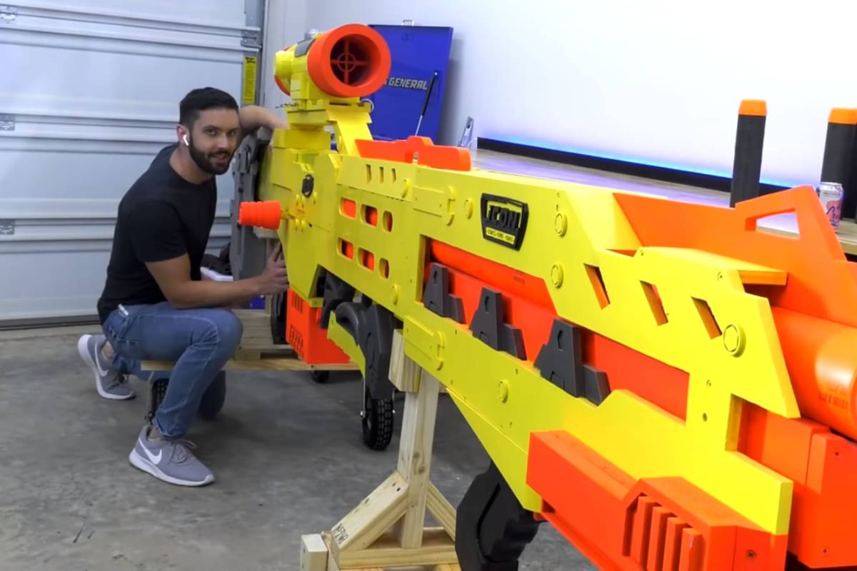 La pistola Nerf más grande del mundo; Dispara dardos a más de 65 kilómetros por hora