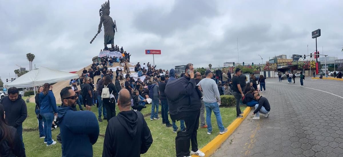 Los manifestantes durante su recorrido sostuvieron pancartas y vociferaban sus diversas peticiones.