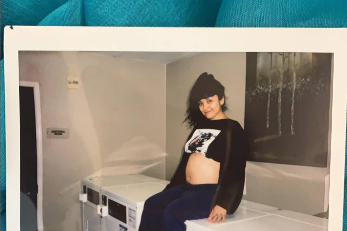 Mon Laferte se muestra al natural con tierna fotografía junto a su bebé