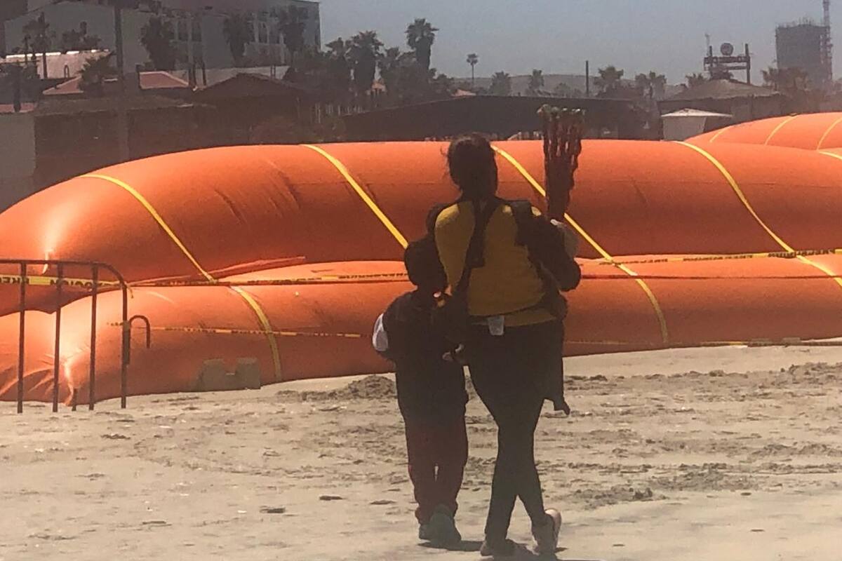 Niños vendedores en zona turística de Rosarito incrementan en verano