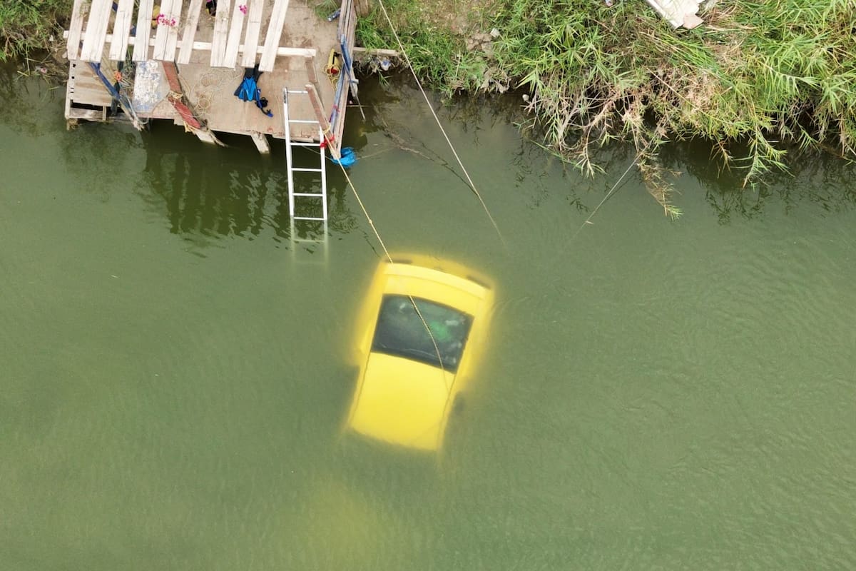 Muere ahogado tras caer con su Mustang a un canal en el Valle de Mexicali