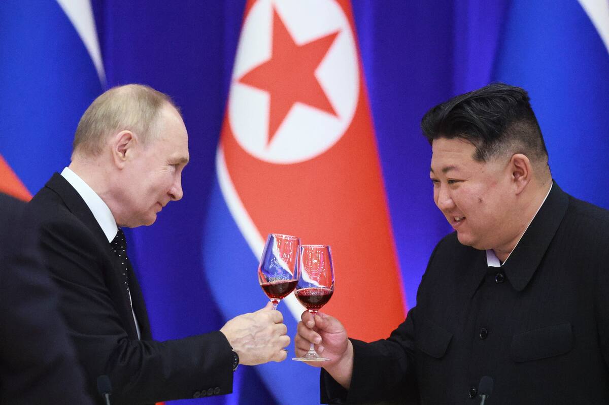 Presidente ruso Vladimir Putin (izq) y líder de Corea del Norte Kim Jong Un hacen un brindis durante una reunión en Pyongyang, Corea del Norte,19 Junio 2024. (Rusia) EFE/EPA/VLADIMIR SMIRNOV / SPUTNIK / KREMLIN POOL MANDATORY CREDIT